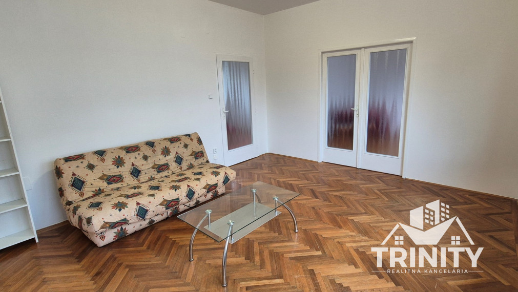 Na prenájom 3-izbový byt v širšom centre mesta Nové Zámky