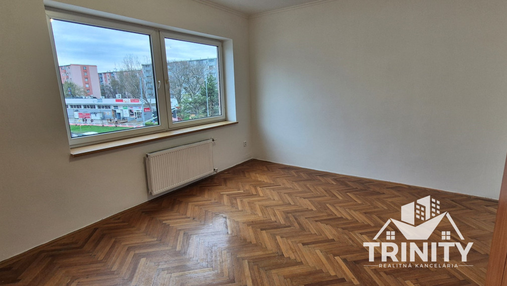 Na prenájom 3-izbový byt v širšom centre mesta Nové Zámky