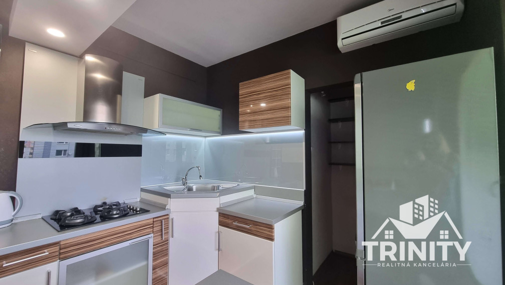 Na predaj zariadený 2-izbový byt s loggiou v meste Nové Zámky