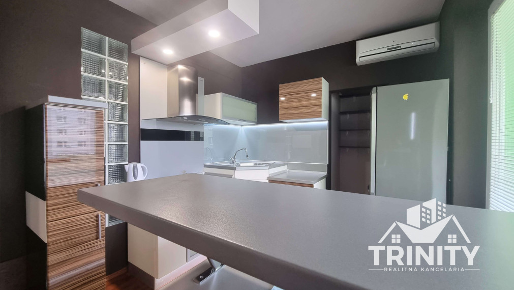 Na predaj zariadený 2-izbový byt s loggiou v meste Nové Zámky