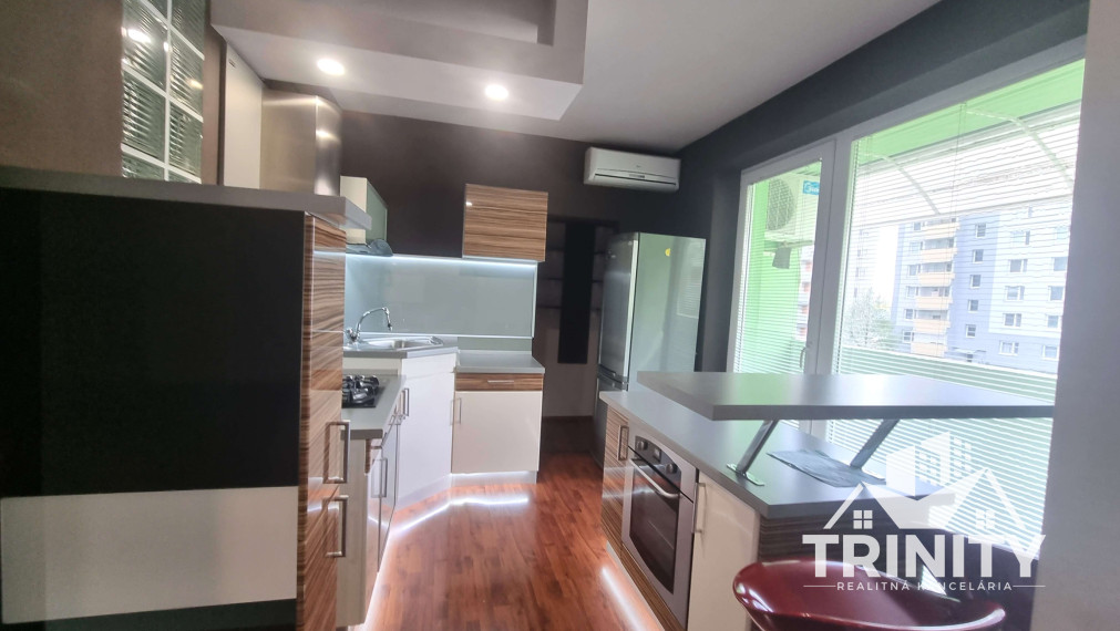 Na predaj zariadený 2-izbový byt s loggiou v meste Nové Zámky