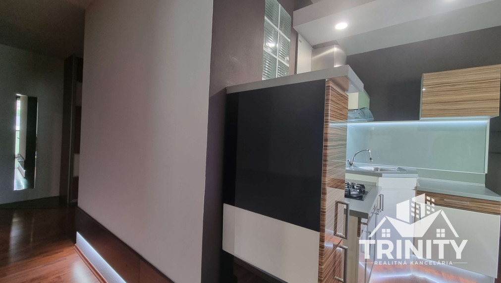 Na predaj zariadený 2-izbový byt s loggiou v meste Nové Zámky