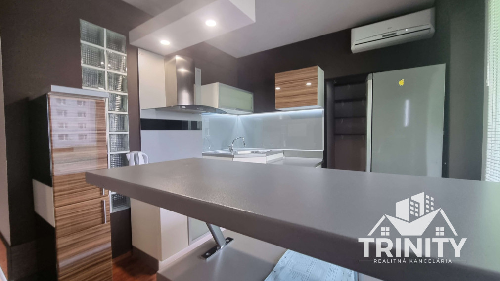 Na predaj zariadený 2-izbový byt s loggiou v meste Nové Zámky