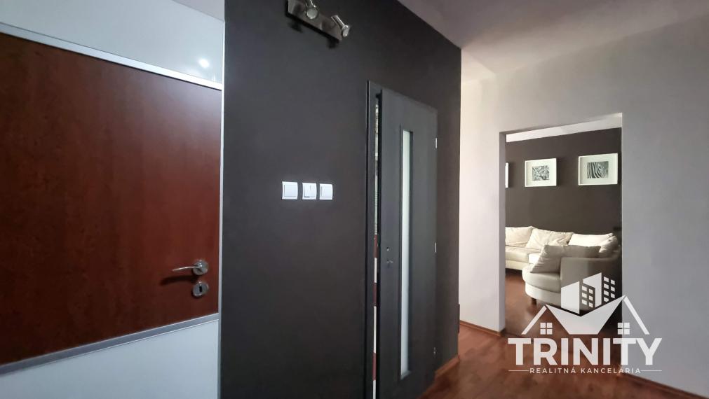 Na predaj zariadený 2-izbový byt s loggiou v meste Nové Zámky