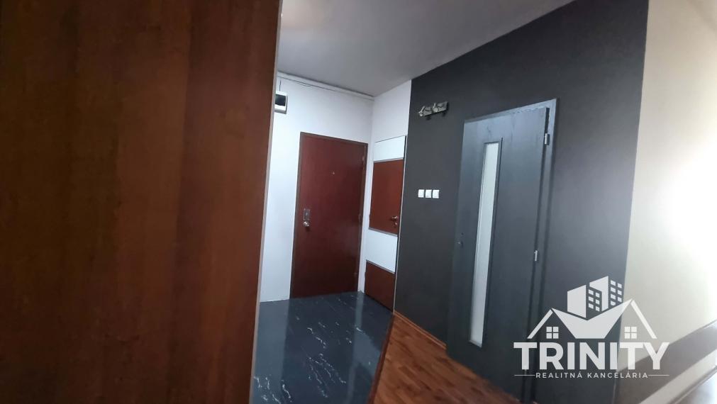 Na predaj zariadený 2-izbový byt s loggiou v meste Nové Zámky