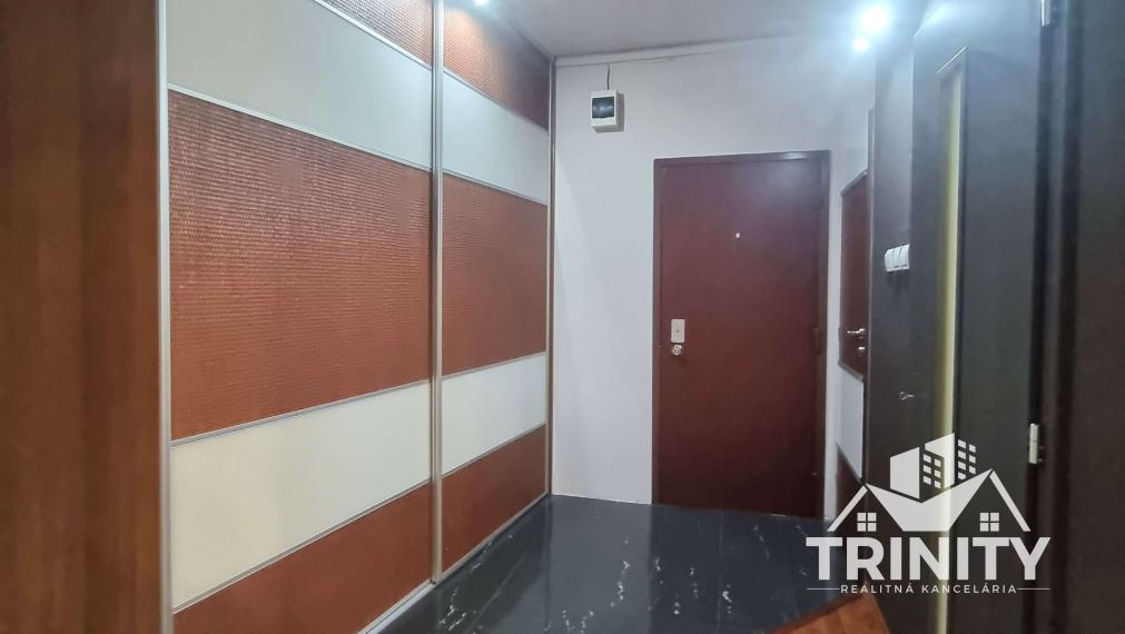 Na predaj zariadený 2-izbový byt s loggiou v meste Nové Zámky