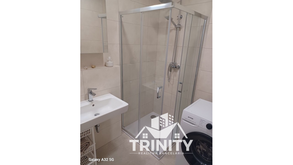 Na prenájom kompletne zariadený 2-izbový byt s loggiou v meste Šurany