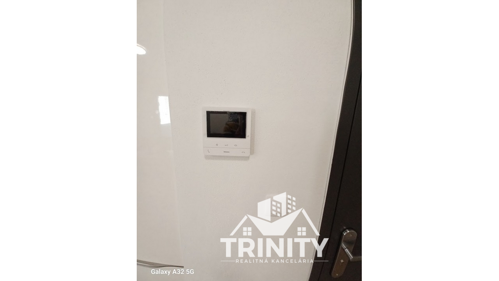 Na prenájom kompletne zariadený 2-izbový byt s loggiou v meste Šurany