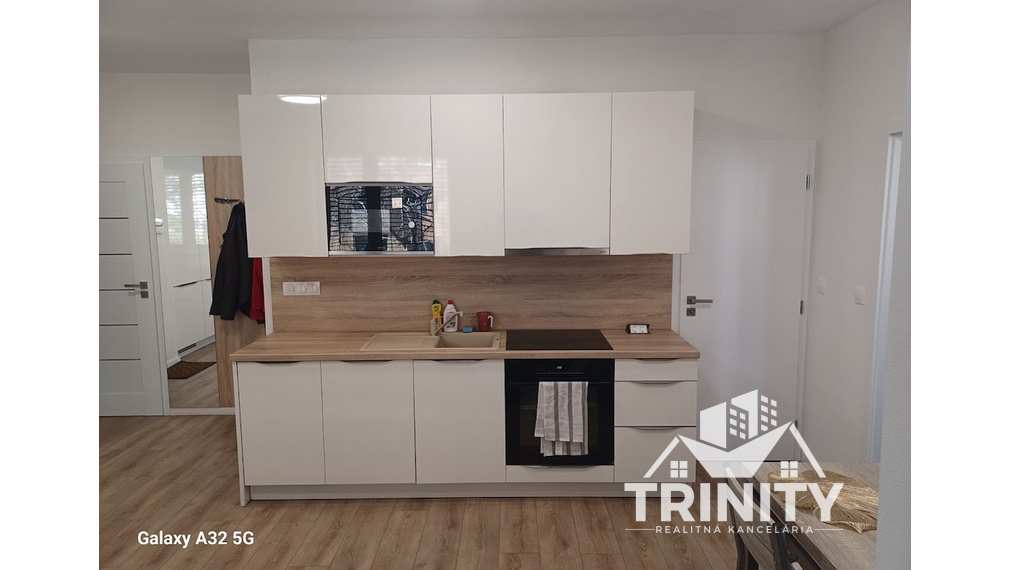 Na prenájom kompletne zariadený 2-izbový byt s loggiou v meste Šurany