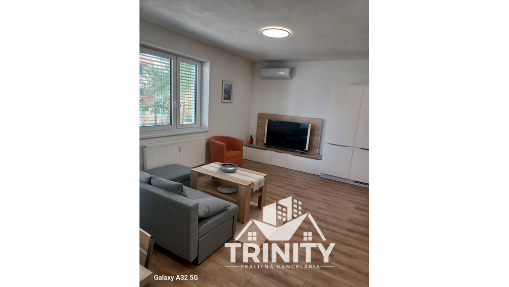 Na prenájom kompletne zariadený 2-izbový byt s loggiou v meste Šurany