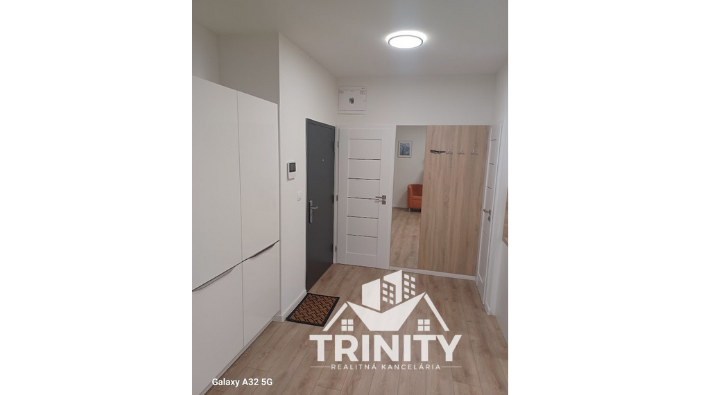 Na prenájom kompletne zariadený 2-izbový byt s loggiou v meste Šurany