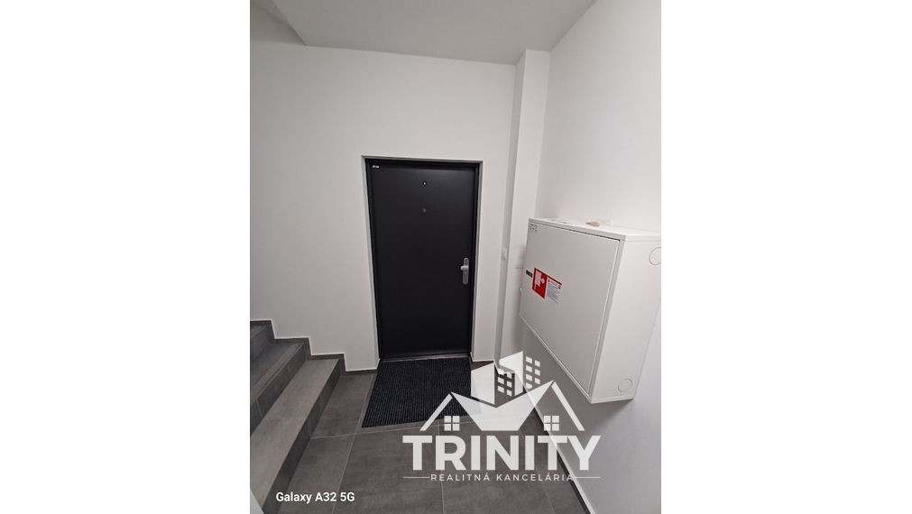 Na prenájom kompletne zariadený 2-izbový byt s loggiou v meste Šurany