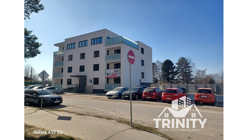 Na prenájom kompletne zariadený 2-izbový byt s loggiou v meste Šurany