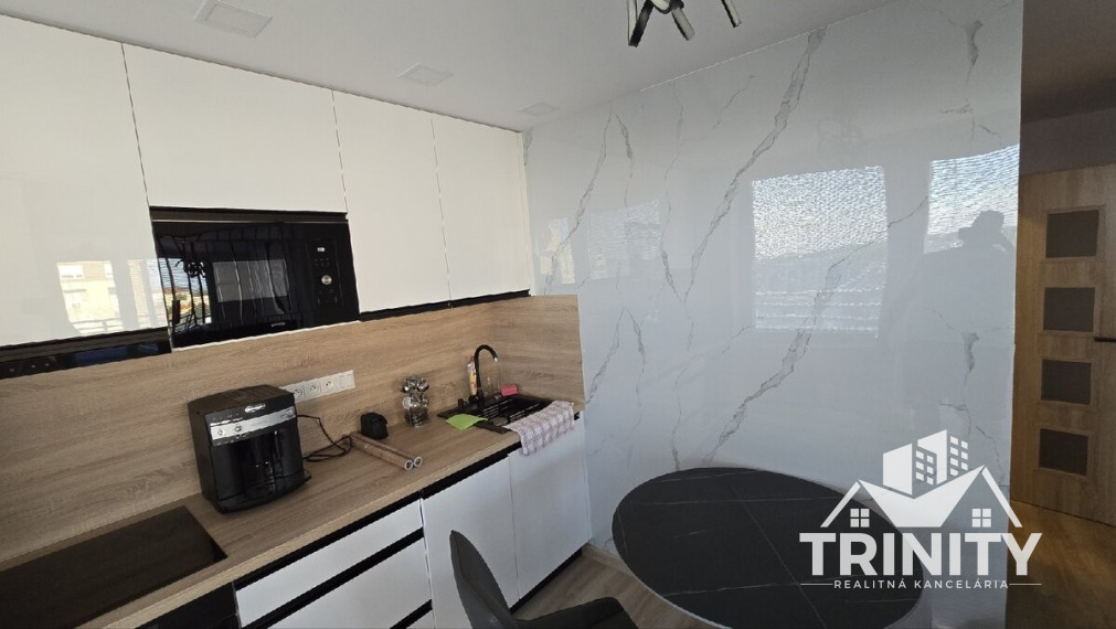 Na prenájom kompletne zariadený 1-izbový byt s dvoma loggiami v meste Nové Zámky