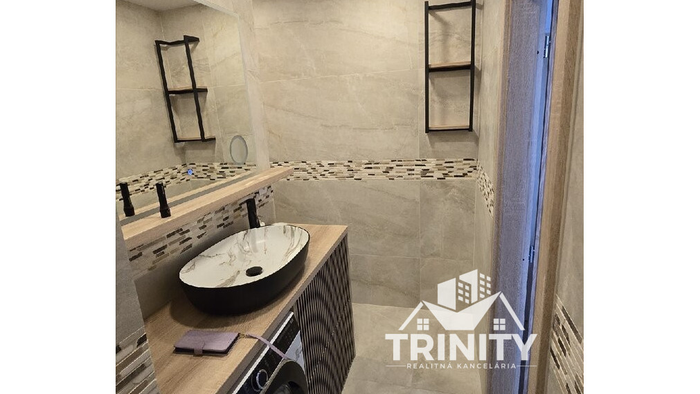 Na prenájom kompletne zariadený 1-izbový byt s dvoma loggiami v meste Nové Zámky