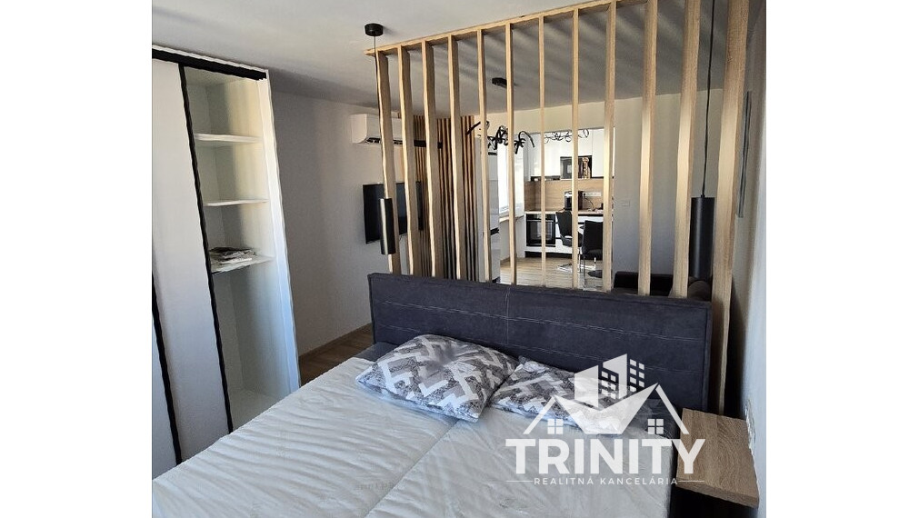 Na prenájom kompletne zariadený 1-izbový byt s dvoma loggiami v meste Nové Zámky