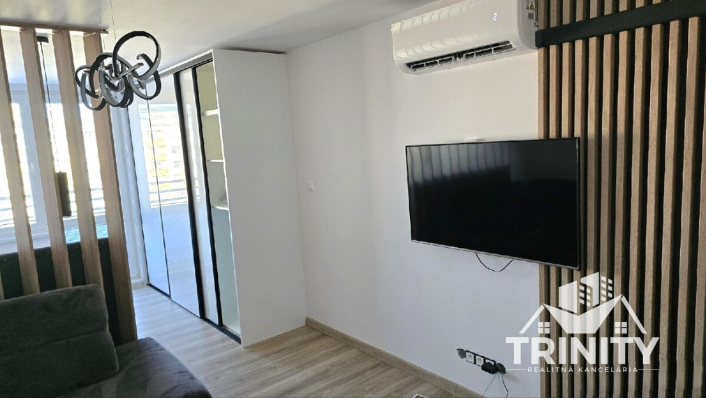 Na prenájom kompletne zariadený 1-izbový byt s dvoma loggiami v meste Nové Zámky
