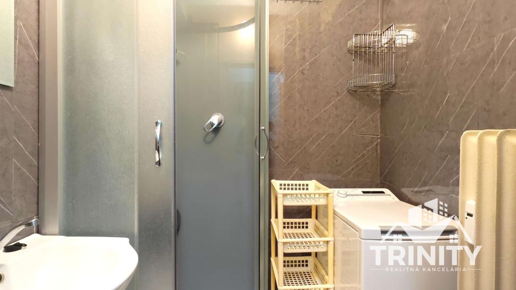 Na predaj 2-izbový byt s balkónom pri autob. stanici v Nových Zámkoch