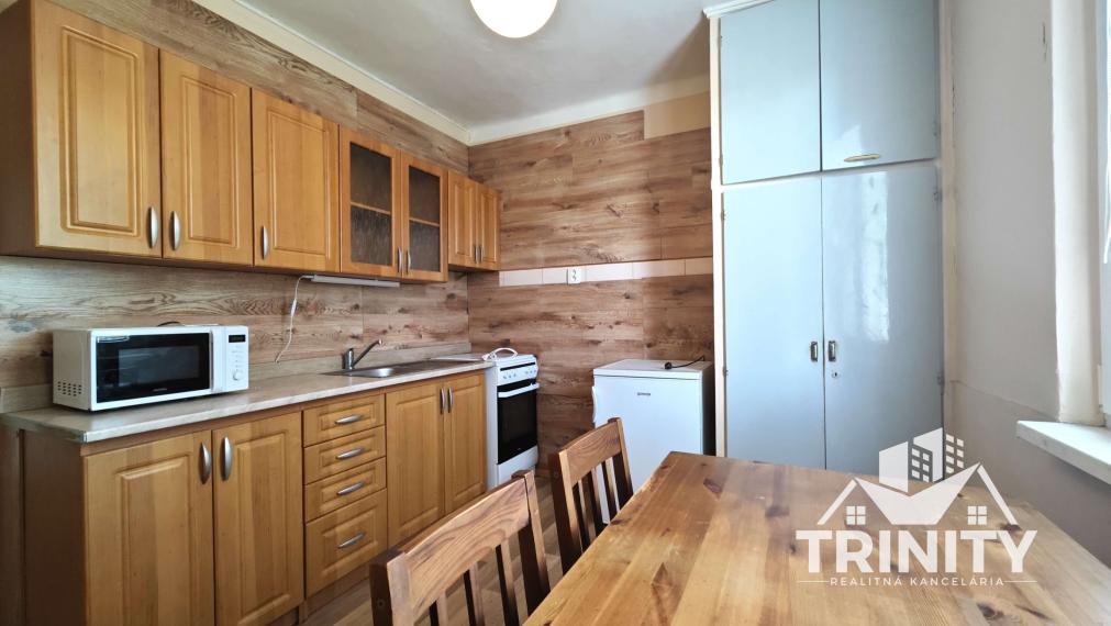 Na predaj 2-izbový byt s balkónom pri autob. stanici v Nových Zámkoch