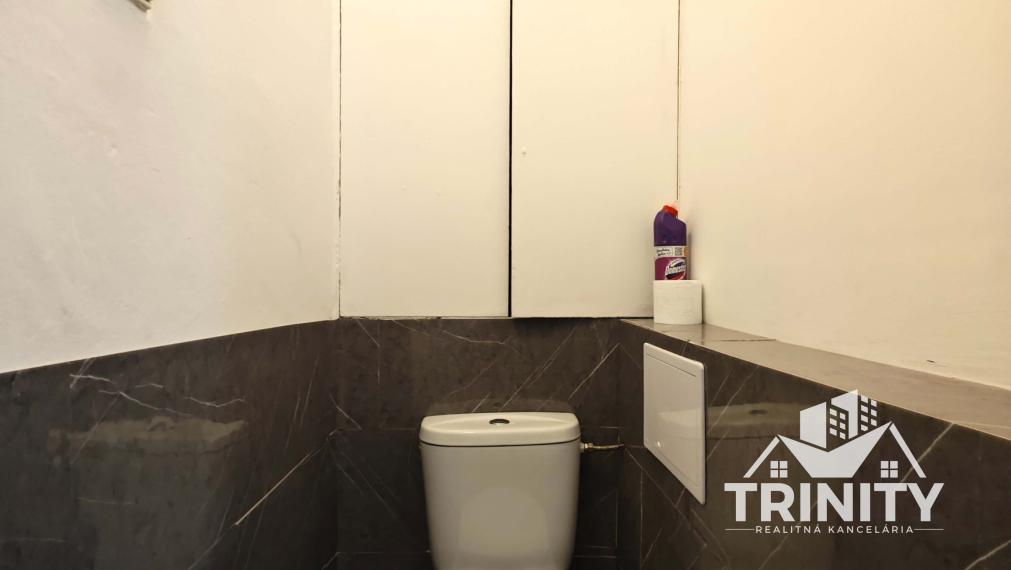 Na predaj 2-izbový byt s balkónom pri autob. stanici v Nových Zámkoch