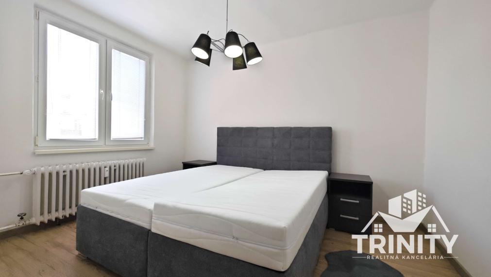 Na predaj 2-izbový byt s balkónom pri autob. stanici v Nových Zámkoch