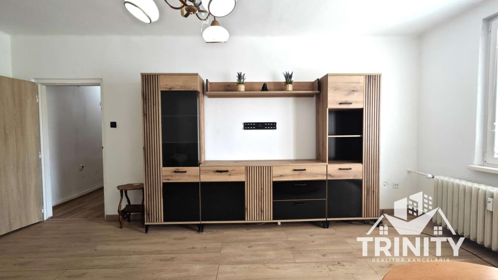 Na predaj 2-izbový byt s balkónom pri autob. stanici v Nových Zámkoch