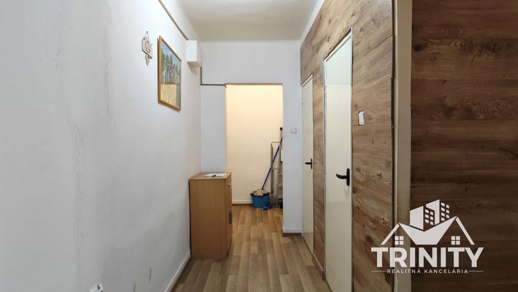 Na predaj 2-izbový byt s balkónom pri autob. stanici v Nových Zámkoch