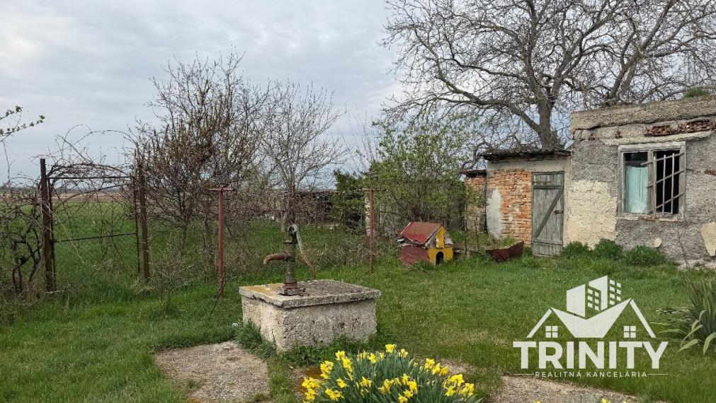 Na predaj rodinný dom s rozsiahlym pozemkom v obci Jatov