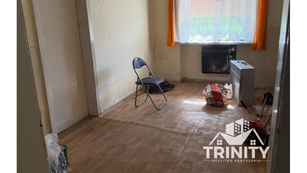 Na predaj rodinný dom s rozsiahlym pozemkom v obci Jatov