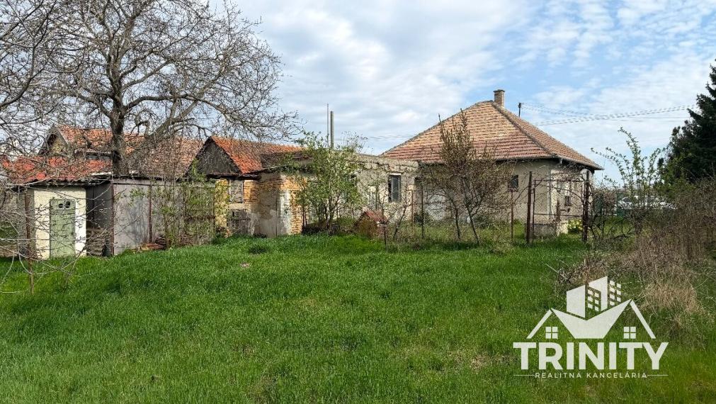 Na predaj rodinný dom s rozsiahlym pozemkom v obci Jatov