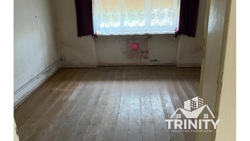 Na predaj rodinný dom s rozsiahlym pozemkom v obci Jatov