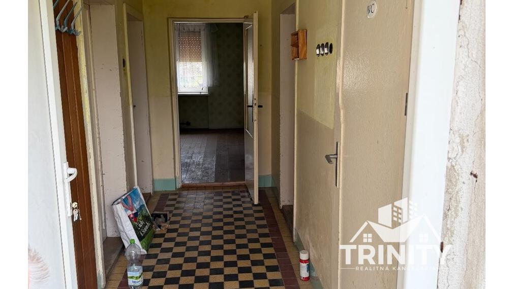 Na predaj rodinný dom s rozsiahlym pozemkom v obci Jatov