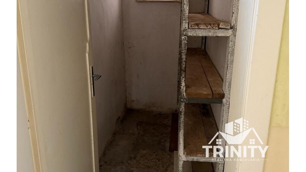 Na predaj rodinný dom s rozsiahlym pozemkom v obci Jatov