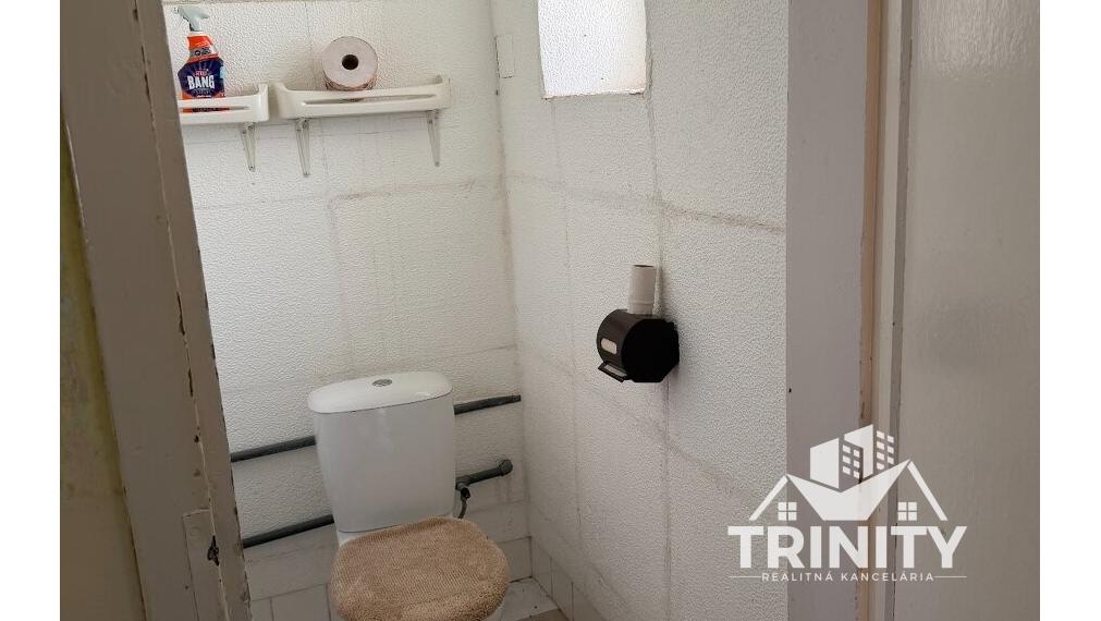 Na predaj rodinný dom s rozsiahlym pozemkom v obci Jatov