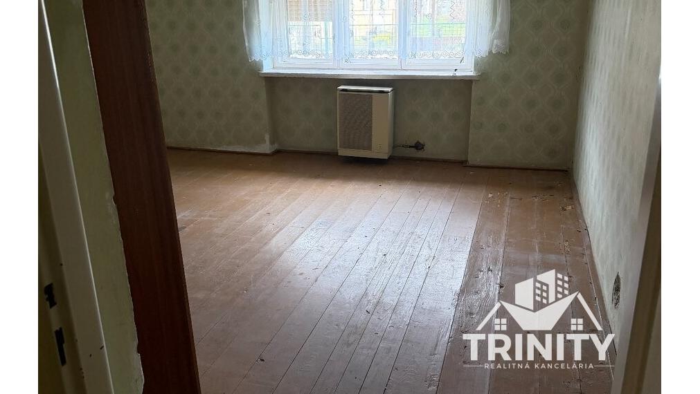 Na predaj rodinný dom s rozsiahlym pozemkom v obci Jatov