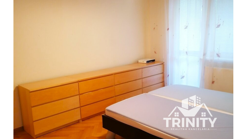Na prenájom kompletne zariadený 3-izbový byt s balkónom a loggiou v meste Nové Zámky