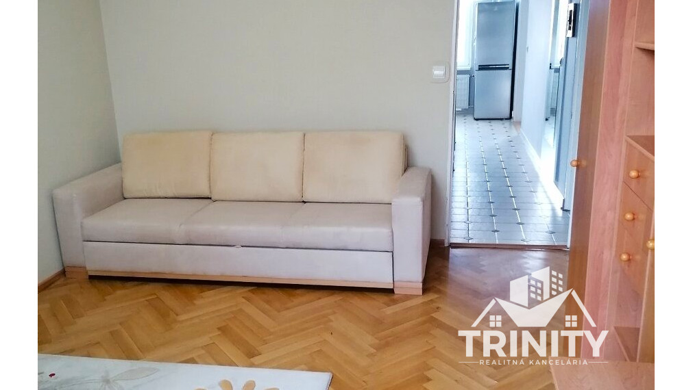 Na prenájom kompletne zariadený 3-izbový byt s balkónom a loggiou v meste Nové Zámky