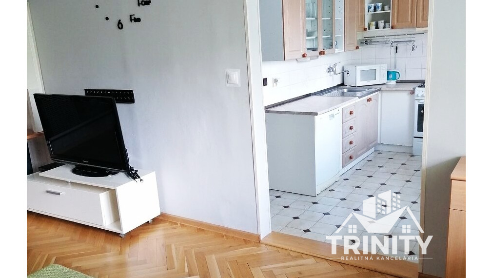 Na prenájom kompletne zariadený 3-izbový byt s balkónom a loggiou v meste Nové Zámky