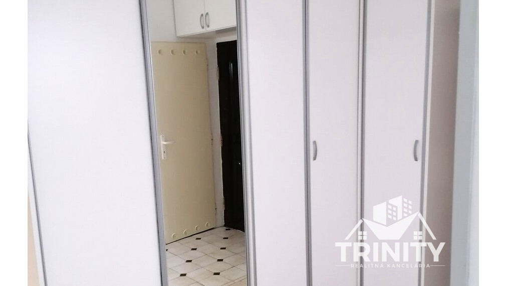 Na prenájom kompletne zariadený 3-izbový byt s balkónom a loggiou v meste Nové Zámky