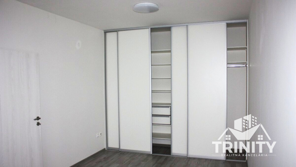 Prenájom 3-izbového bytu s balkónom na Andovskej ulici v meste Nové Zámky