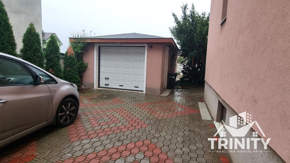 Na predaj krásny 5-izbový poschodový rodinný dom v obci Dvory nad Žitavou