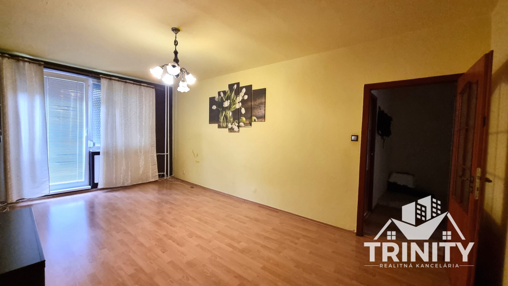 Na predaj čiastočne zrekonštruovaný 2-izbový s balkónom v Nových Zámkoch