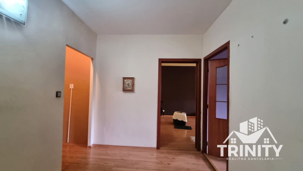 Na predaj čiastočne zrekonštruovaný 2-izbový s balkónom v Nových Zámkoch