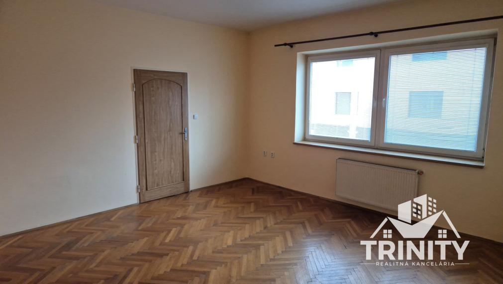 Na prenájom 3-izbový byt pri centre v Nových Zámkoch
