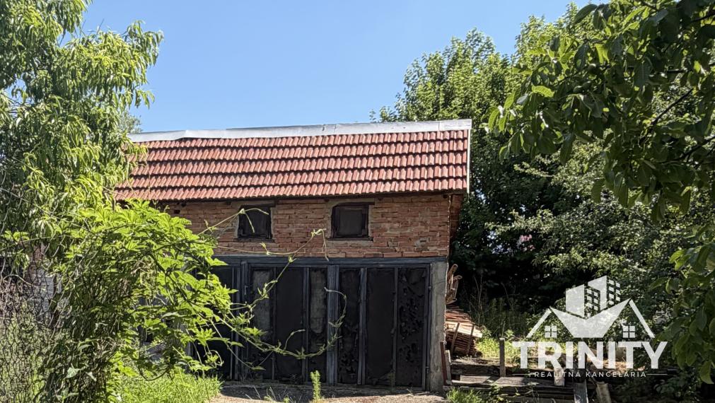 Na predaj 5-izbový tehlový rodinný dom v obci Strekov