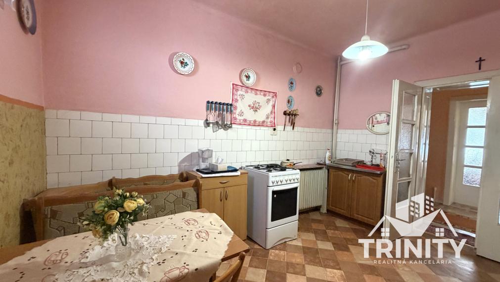 Na predaj 5-izbový tehlový rodinný dom v obci Strekov