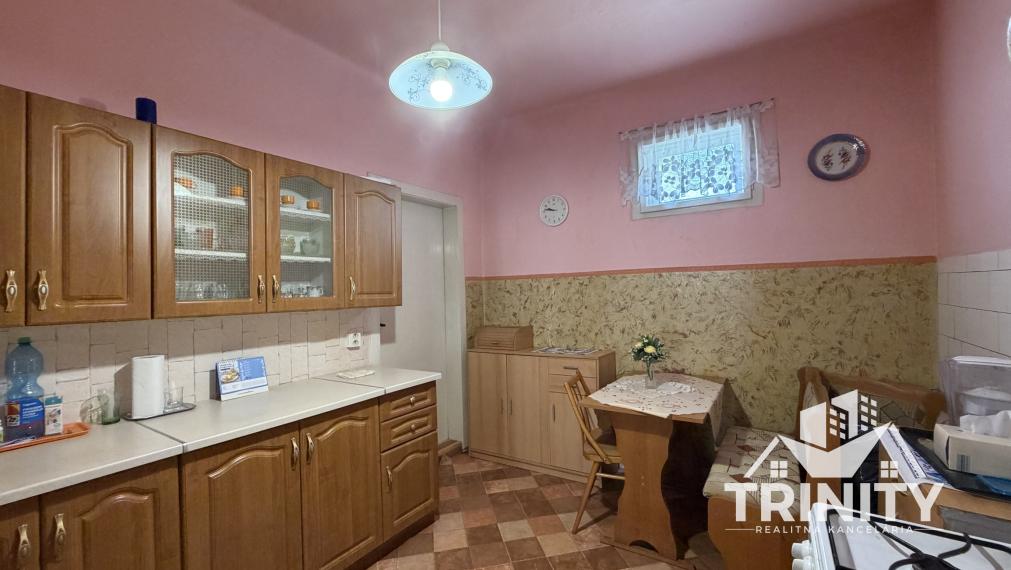 Na predaj 5-izbový tehlový rodinný dom v obci Strekov
