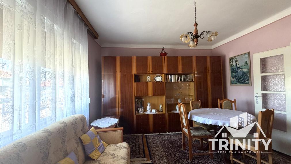 Na predaj 5-izbový tehlový rodinný dom v obci Strekov