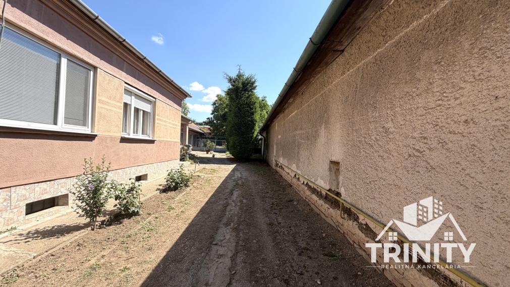 Na predaj 5-izbový tehlový rodinný dom v obci Strekov