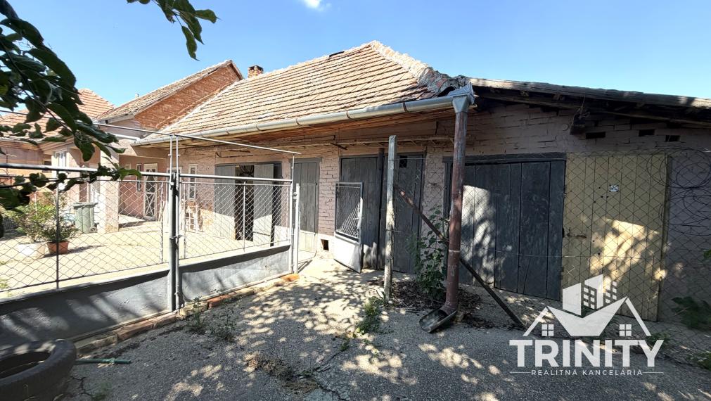 Na predaj 5-izbový tehlový rodinný dom v obci Strekov